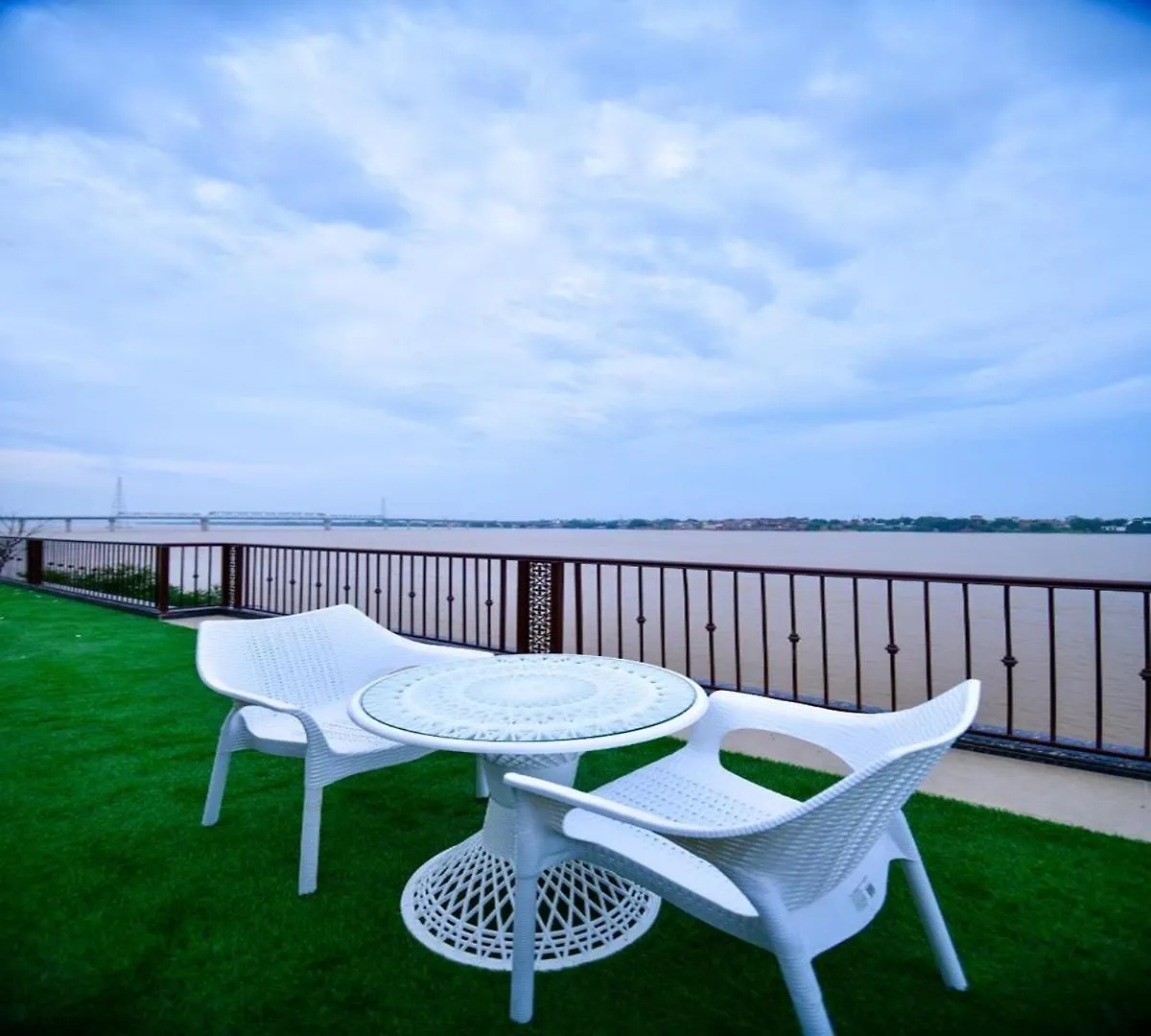 Hotel Aviral Ganga A Unit Of Amritaam Wellness Varanasi 4*,