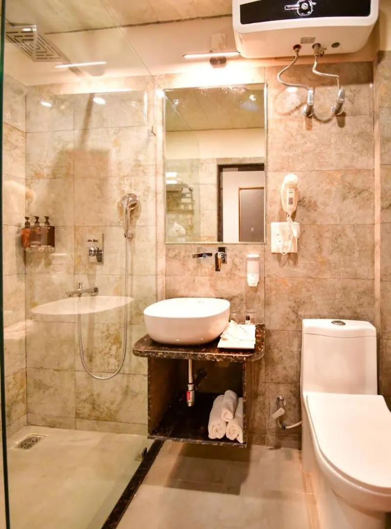 Hotel Aviral Ganga A Unit Of Amritaam Wellness Varanasi 4*,