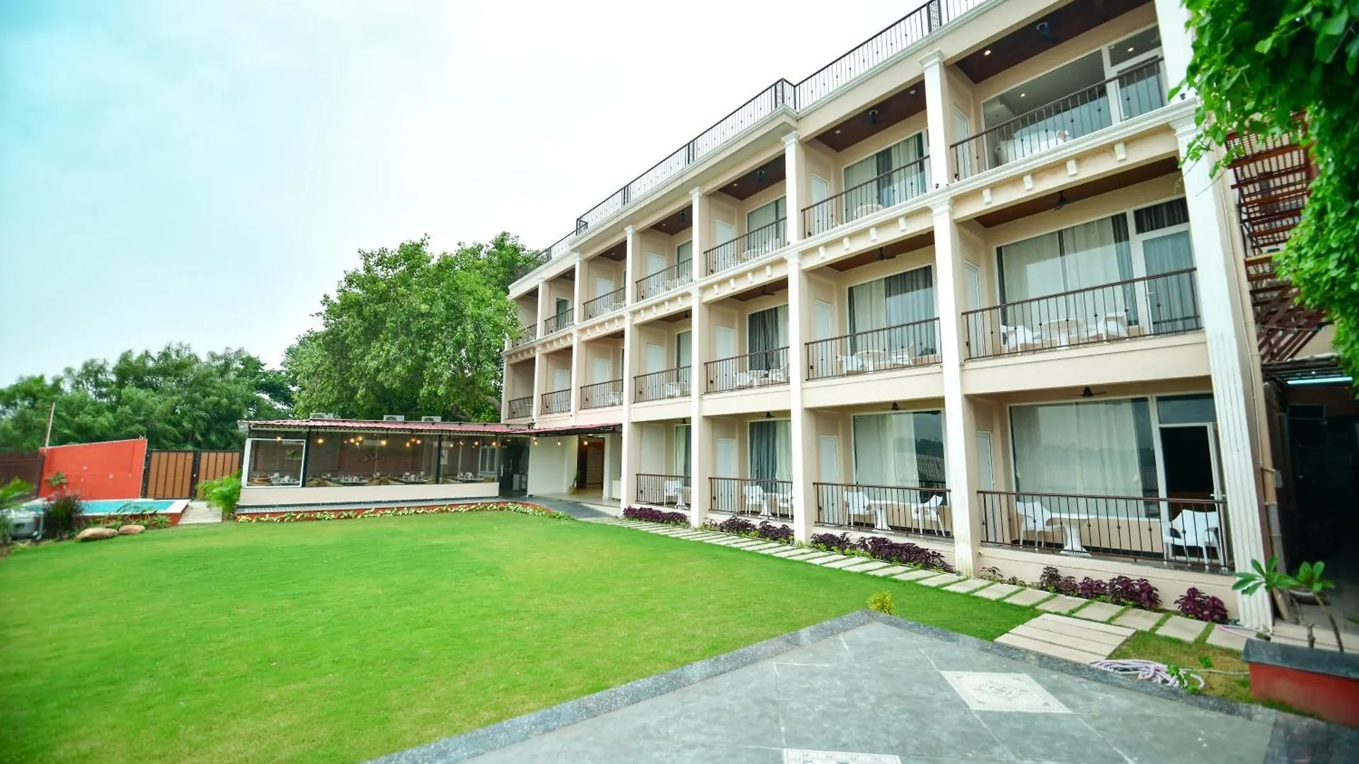 Hotel Aviral Ganga A Unit Of Amritaam Wellness Varanasi Índia