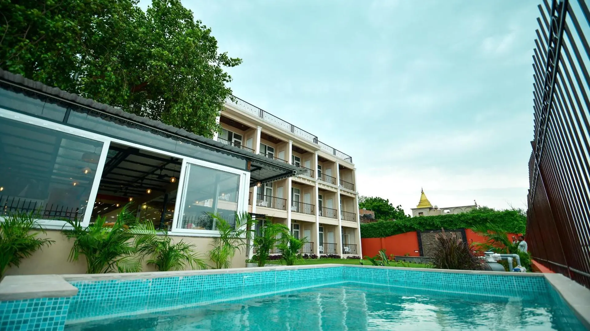 Hotel Aviral Ganga A Unit Of Amritaam Wellness Varanasi 4*,  Índia