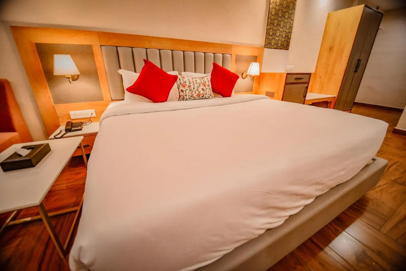 Hotel Aviral Ganga A Unit Of Amritaam Wellness Waranasi 4*,