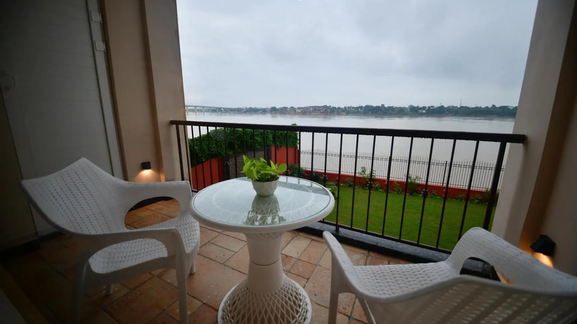 Hotel Aviral Ganga A Unit Of Amritaam Wellness Waranasi